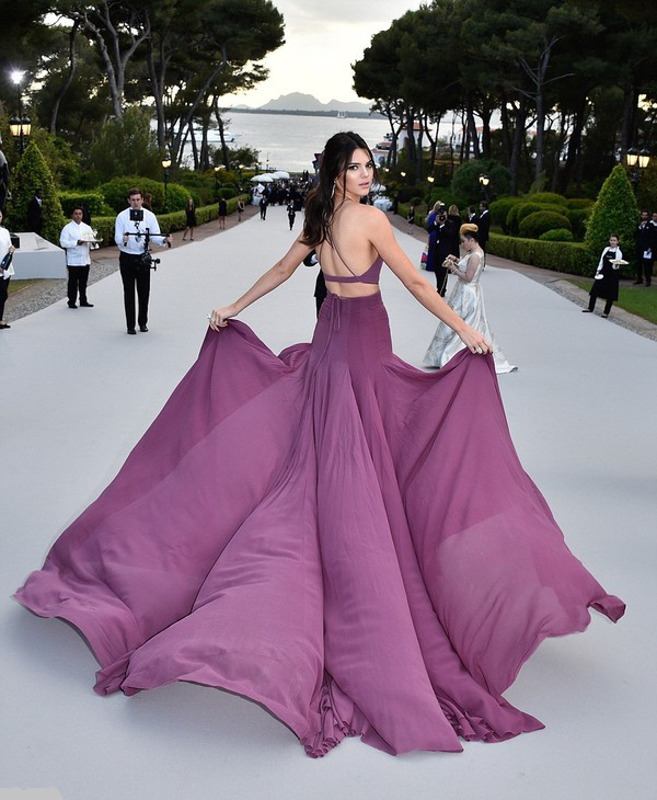 Kendall Jenner - Từ c&ocirc; b&eacute; niềng răng đến người đẹp quyến rũ bậc nhất showbiz - Ảnh 19.
