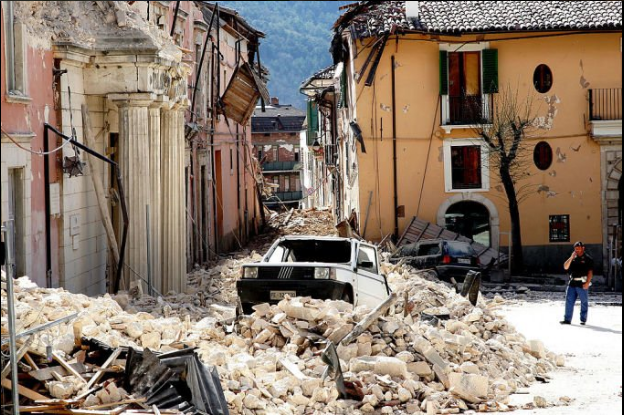 Người d&acirc;n Italy b&agrave;ng ho&agrave;ng trong đống đổ n&aacute;t sau trận động đất t&agrave;n ph&aacute; gần như to&agrave;n bộ thị trấn - Ảnh 11.