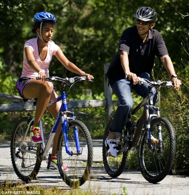 Xem những hình ảnh này mới thấy Tổng thống Obama yêu thương 2 cô con gái  đến nhường nào