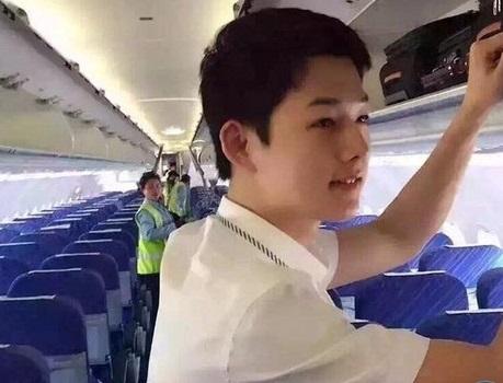 Chàng tiếp viên hàng không giống hệt... Song Joong Ki đang khiến chị em xôn xao  - Ảnh 2.