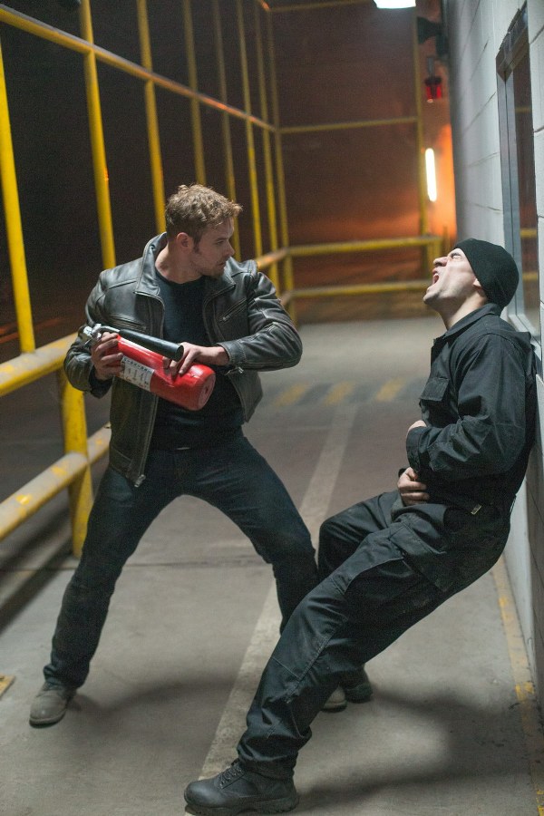 &ldquo;Ma c&agrave; rồng&rdquo; Kellan Lutz giải cứu Bruce Willis trong &ldquo;Extraction&rdquo; - Ảnh 5.