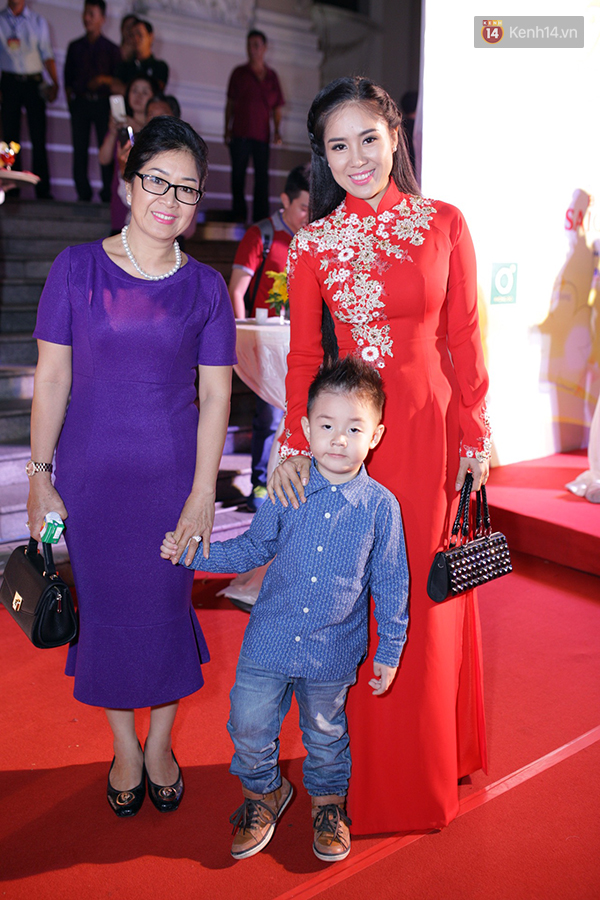 Trường Giang nâng váy cho Nhã Phương, Đông Nhi gợi cảm trên thảm đỏ - Ảnh 14.