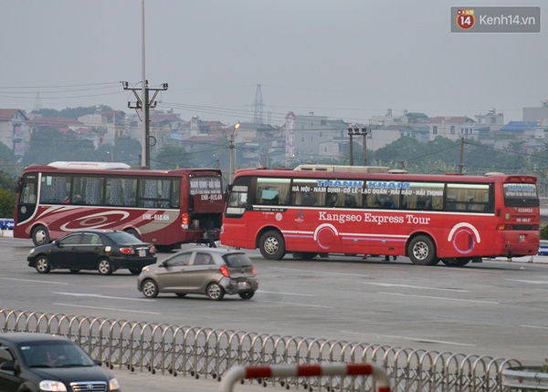 &Ocirc; t&ocirc; xếp h&agrave;ng d&agrave;i, nh&iacute;ch từng ch&uacute;t một tr&ecirc;n cao tốc Ninh B&igrave;nh - Cầu Giẽ chiều m&ugrave;ng 5 Tết - Ảnh 8.