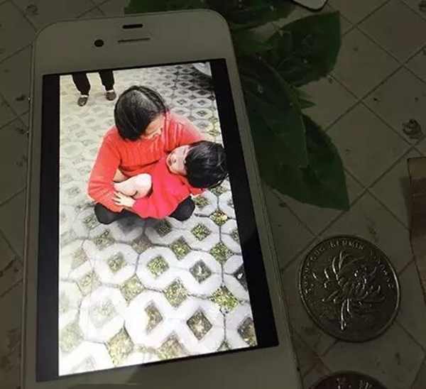 B&eacute; g&aacute;i 4 tuổi sống s&oacute;t thần kỳ sau khi rơi từ tầng 11 xuống đất - Ảnh 1.
