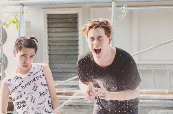 Tết té nước Thái Lan: 1m vuông, 10 trai đẹp! - Ảnh 7.