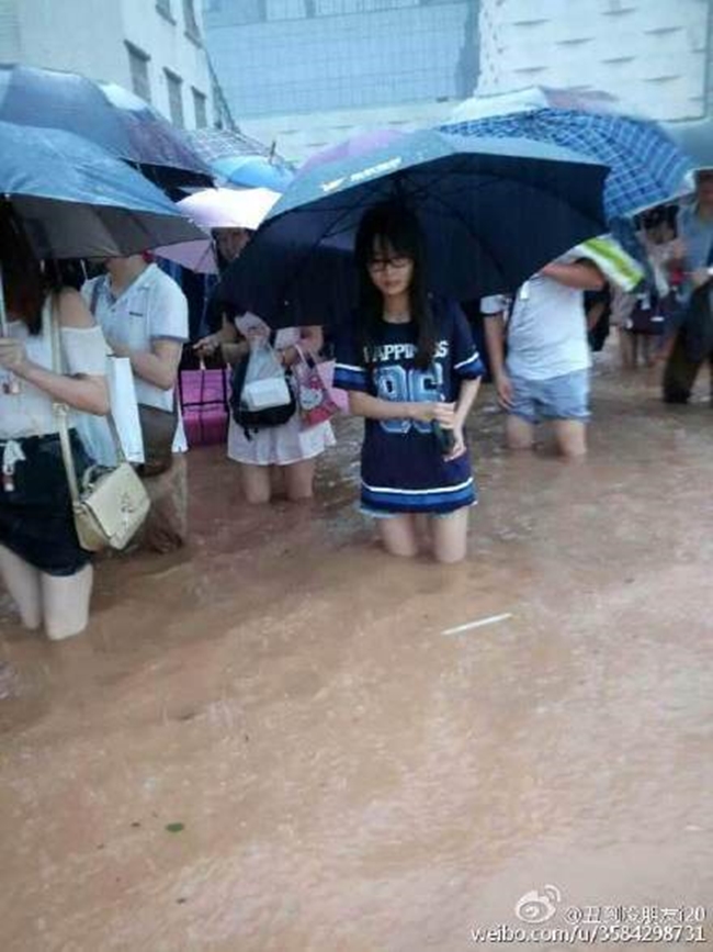 Chùm ảnh: Người dân Quảng Châu dở khóc dở cười trong trận mưa lụt đầu hè - Ảnh 17.