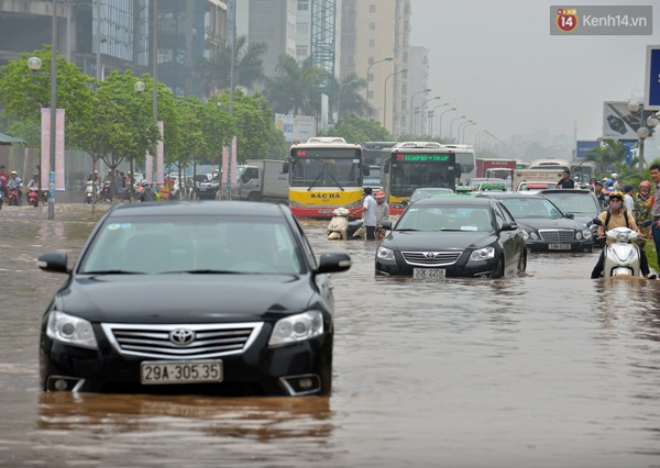 Chùm ảnh: Tắc đường kinh hoàng sau mưa, giao thông trên đường Phạm Hùng tê liệt - Ảnh 17.