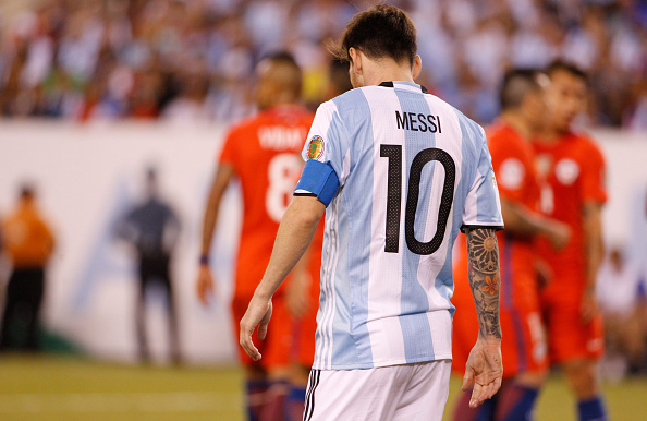 Nóng: Messi tuyên bố chia tay ĐT Argentina sau trận thua đầy nước mắt trước Chile - Ảnh 1.