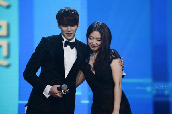 Lee Jong Suk – Park Shin Hye – Kim Woo Bin: Cuộc chiến vô nghĩa - Ảnh 9.