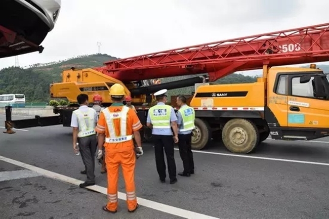 Container chở đầy &ocirc; t&ocirc; mắc kẹt giữa kh&ocirc;ng trung v&igrave; tr&oacute;t lao v&agrave;o r&agrave;o chắn b&ecirc;n đường - Ảnh 11.