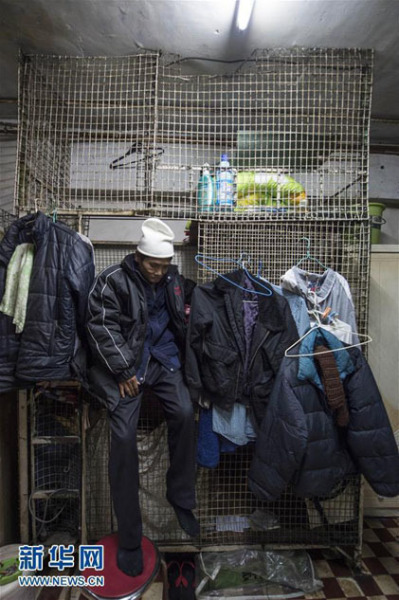 Cuộc sống trong những căn nhà siêu nhỏ của người nghèo Hồng Kông dịp Tết - Ảnh 4.