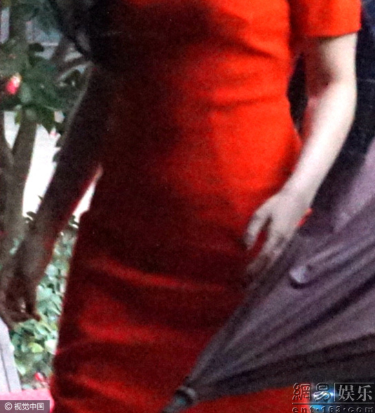 Diện v&aacute;y b&oacute; s&aacute;t lộ bụng to, Phạm Băng Băng lại bị nghi đang mang bầu - Ảnh 2.