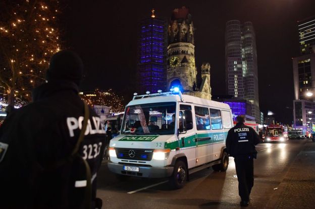Hiện trường vụ khủng bố bằng xe tải khiến hàng chục người thương vong trong chợ Giáng sinh ở Berlin - Ảnh 5.