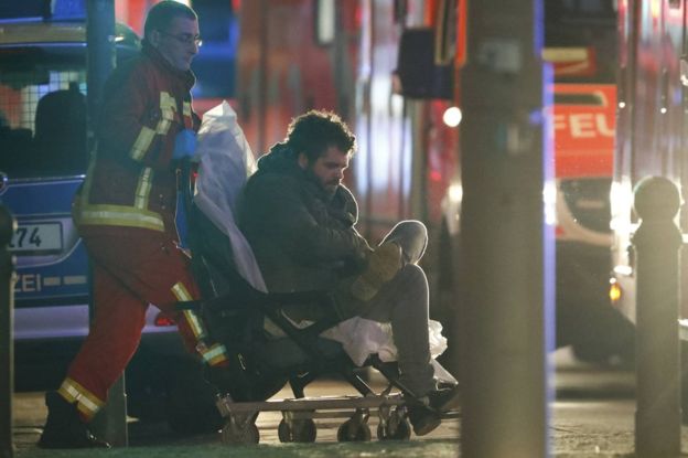 Hiện trường vụ khủng bố bằng xe tải khiến hàng chục người thương vong trong chợ Giáng sinh ở Berlin - Ảnh 6.
