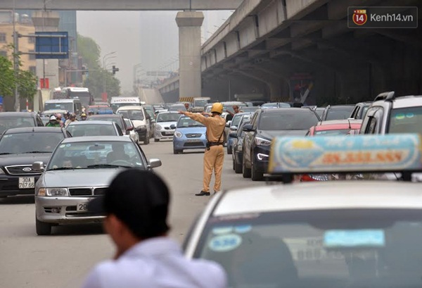 Hà Nội: 2 tiếng không đi nổi 5km, ùn tắc kinh hoàng trên đường vành đai 3 - Ảnh 3.