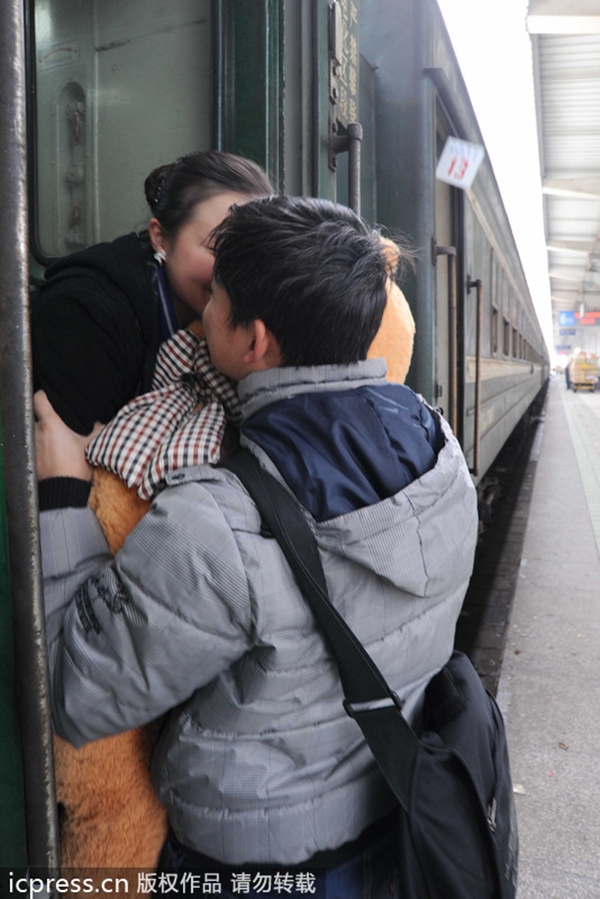 Những nụ hôn tạm biệt ở ga tàu Trung Quốc mùa về quê ăn Tết - Ảnh 3.