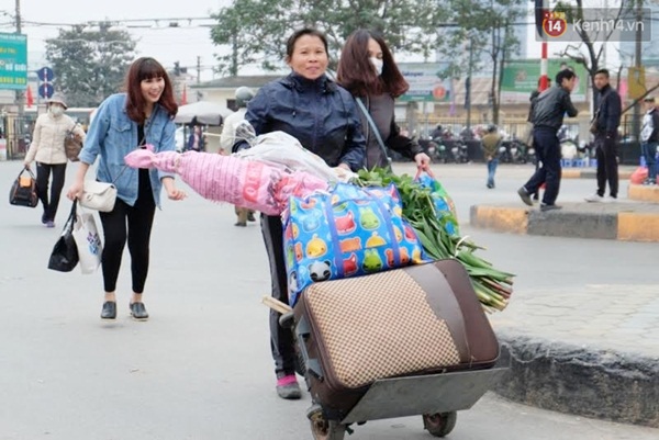 Người Hà Nội - Sài Gòn hối hả về quê nghỉ Tết sau buổi làm việc cuối cùng của năm - Ảnh 12.