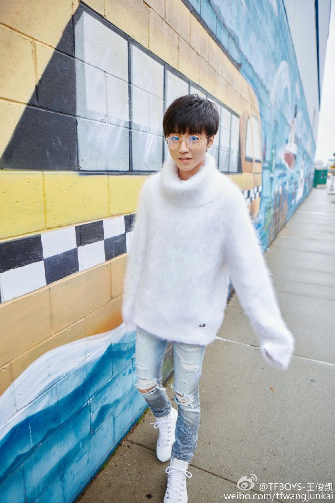 Hết gây bất ngờ với hình ảnh trưởng thành, Vương Tuấn Khải (TFBoys) lại khiến fan xao xuyến với bộ ảnh lãng mạn - Ảnh 12. Hết gây bất ngờ với hình ảnh trưởng thành, Vương Tuấn Khải (TFBoys) lại khiến fan xao xuyến với bộ ảnh lãng mạn - Ảnh 12.