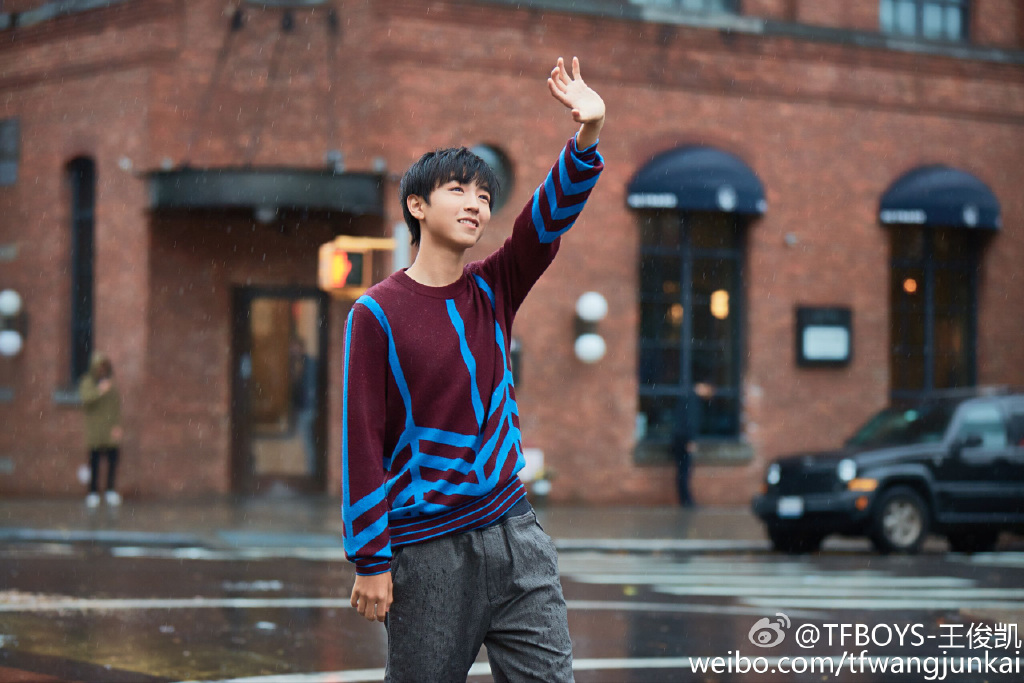 Hết gây bất ngờ với hình ảnh trưởng thành, Vương Tuấn Khải (TFBoys) lại khiến fan xao xuyến với bộ ảnh lãng mạn - Ảnh 5. Hết gây bất ngờ với hình ảnh trưởng thành, Vương Tuấn Khải (TFBoys) lại khiến fan xao xuyến với bộ ảnh lãng mạn - Ảnh 5.