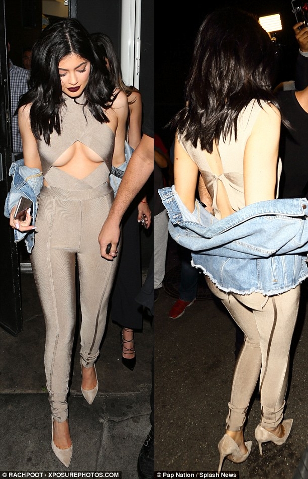 Đây là cách Kylie Jenner ứng biến khi bộ cánh sexy bị bục khóa đúng chỗ hiểm - Ảnh 6.