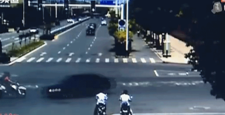 Kh&ocirc;ng chịu dừng đ&egrave;n v&agrave;ng, 2 nam thanh ni&ecirc;n Trung Quốc phải nhận c&aacute;i kết đau thương - Ảnh 1.