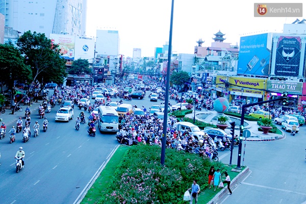 Trước ngày nghỉ lễ Giỗ tổ Hùng Vương, dòng người đổ ra các bến xe, sân bay  đông nghịt - Ảnh 11.