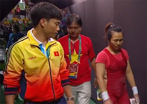 Nữ lực sĩ Việt Nam tan mộng huy chương Olympic vì quyết định khó hiểu của trọng tài - Ảnh 2.