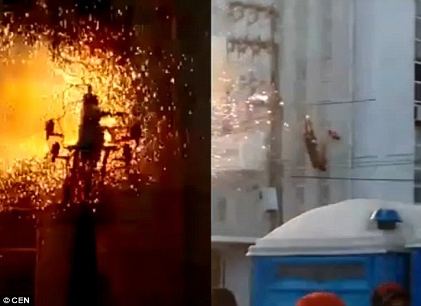 Khoảnh khắc kinh ho&agrave;ng người đ&agrave;n &ocirc;ng bị điện giật khi tr&egrave;o l&ecirc;n cột điện nh&igrave;n Tổng thống Brazil - Ảnh 3.