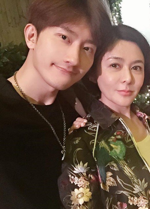 Zhoumi - Super Junior-M đang hẹn hò với diễn viên Hồng Kông hơn anh 24 tuổi? - Ảnh 1.