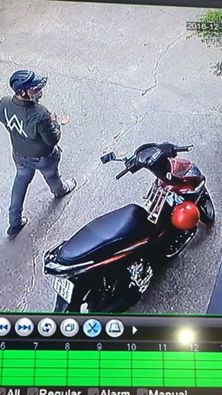 Sài Gòn: Chỉ sau 7 giây, kẻ trộm đã lấy mất chiếc xe máy ngay trước cửa nhà - Ảnh 2.