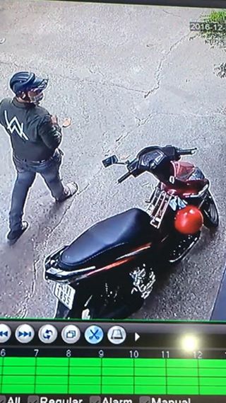 S&agrave;i G&ograve;n: Chỉ sau 7 gi&acirc;y, kẻ trộm đ&atilde; lấy mất chiếc xe m&aacute;y ngay trước cửa nh&agrave; - Ảnh 2.