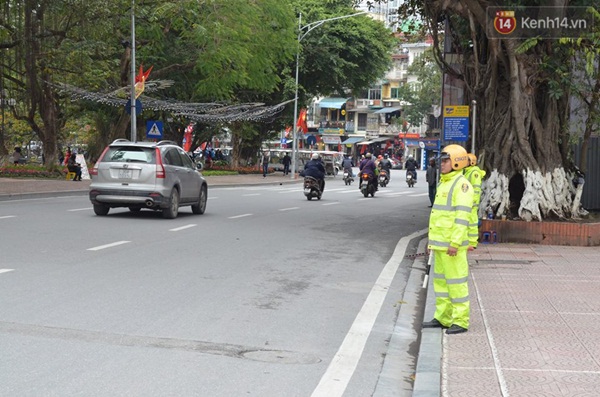 Hà Nội xử phạt người đi bộ vi phạm giao thông, nhiều người ngơ ngác - Ảnh 1.