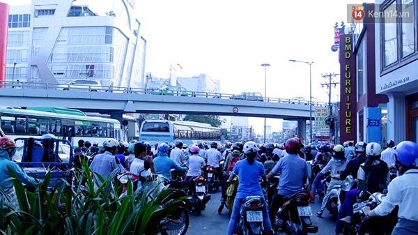 Trước ngày nghỉ lễ Giỗ tổ Hùng Vương, dòng người đổ ra các bến xe, sân bay  đông nghịt - Ảnh 13.