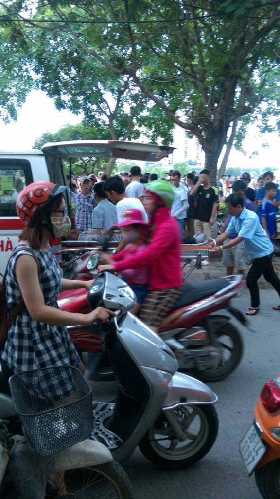 H&agrave; Nội: Người đ&agrave;n &ocirc;ng kề dao v&agrave;o cổ người phụ nữ, bị người d&acirc;n lao v&agrave;o đ&aacute;nh nhập viện - Ảnh 3.