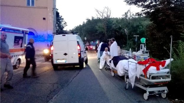 Người d&acirc;n Italy b&agrave;ng ho&agrave;ng trong đống đổ n&aacute;t sau trận động đất t&agrave;n ph&aacute; gần như to&agrave;n bộ thị trấn - Ảnh 13.