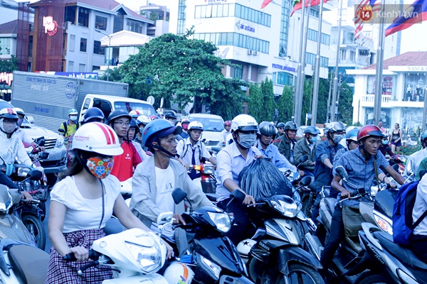 Trước ngày nghỉ lễ Giỗ tổ Hùng Vương, dòng người đổ ra các bến xe, sân bay  đông nghịt - Ảnh 14.