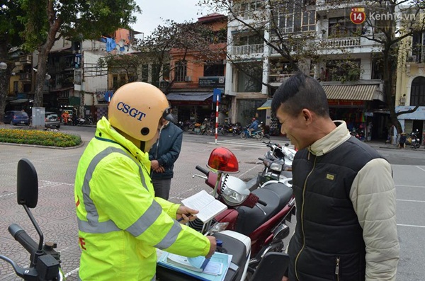 Hà Nội xử phạt người đi bộ vi phạm giao thông, nhiều người ngơ ngác - Ảnh 3.