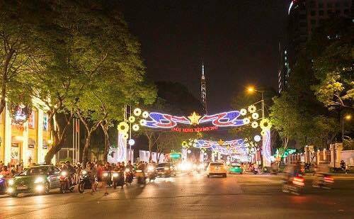 Muôn màu khoe sắc trên đường phố Sài Gòn dịp Tết Dương lịch - Ảnh 5.