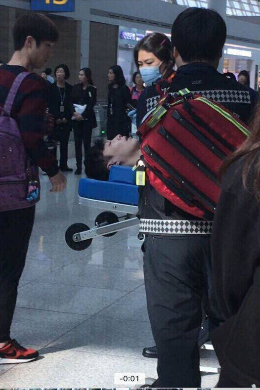 Lay (EXO) đột ngột ngất xỉu ngay tại sân bay trên đường tới Nhật - Ảnh 3.