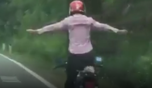 Clip: Rùng mình cảnh người đàn ông đứng trên xe máy, buông tay lái lao vun vút trên đường - Ảnh 2.