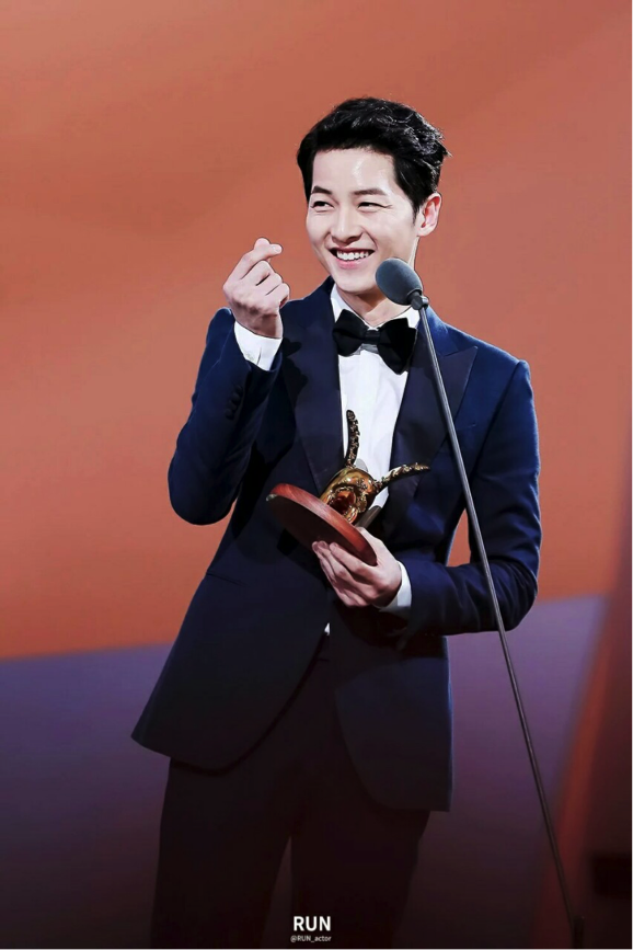 Hậu Duệ Mặt Trời sốt sình sịch, Song Joong Ki ngỡ như là mơ - Ảnh 2.