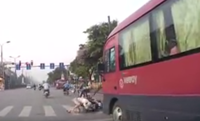 Clip: Người phụ nữ dừng đ&egrave;n đỏ bị xe kh&aacute;ch ph&iacute;a sau hất tung l&ecirc;n trời - Ảnh 2.