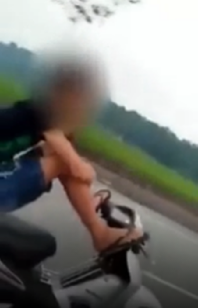 Clip nam thanh ni&ecirc;n điều khiển xe m&aacute;y bằng 2 ch&acirc;n vừa đi vừa gọi điện cho mẹ khiến nhiều người bức x&uacute;c - Ảnh 2.