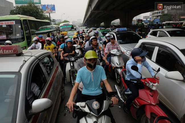 Hà Nội cấm xe máy năm 2025: Người dân nên bỏ thói quen 100m cũng đi xe máy - Ảnh 3.