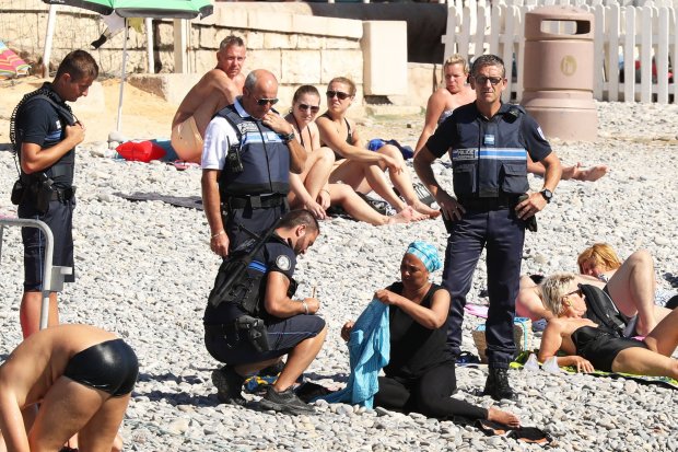 Ph&aacute;p cấm phụ nữ Hồi gi&aacute;o mặc burkini tắm biển, Scotland lại khuyến kh&iacute;ch phụ nữ mặc trang phục Hồi gi&aacute;o đi l&agrave;m - Ảnh 2.