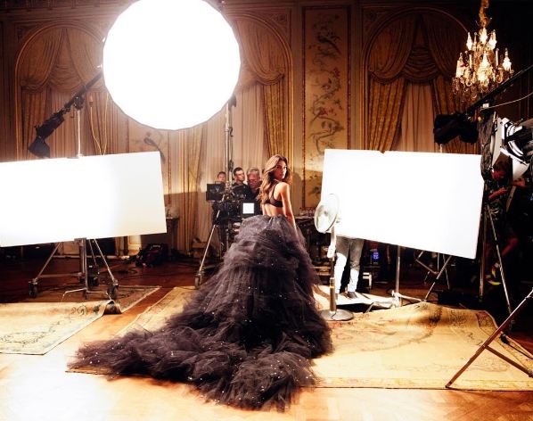 Chỉ l&agrave; ảnh hậu trường, d&agrave;n thi&ecirc;n thần Victorias Secret đ&atilde; đẹp quyến rũ đến đ&aacute;ng ghen tị - Ảnh 33.