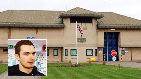 Adam Johnson học nghề uốn t&oacute;c trong t&ugrave; - Ảnh 1.