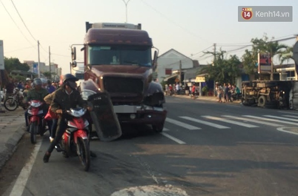 Xe đầu k&eacute;o t&ocirc;ng &ocirc; t&ocirc; tải bay qua đường, cặp vợ chồng tho&aacute;t chết hy hữu - Ảnh 3.