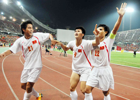 Vỡ òa cảm xúc khi xem lại những khoảnh khắc lịch sử Việt Nam vô địch AFF Cup 2008 - Ảnh 3.