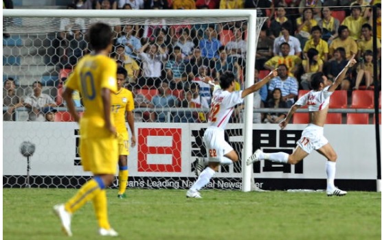Vỡ òa cảm xúc khi xem lại những khoảnh khắc lịch sử Việt Nam vô địch AFF Cup 2008 - Ảnh 2.